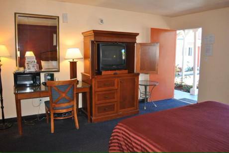 King Non-Smoking Handicapped Bedroom