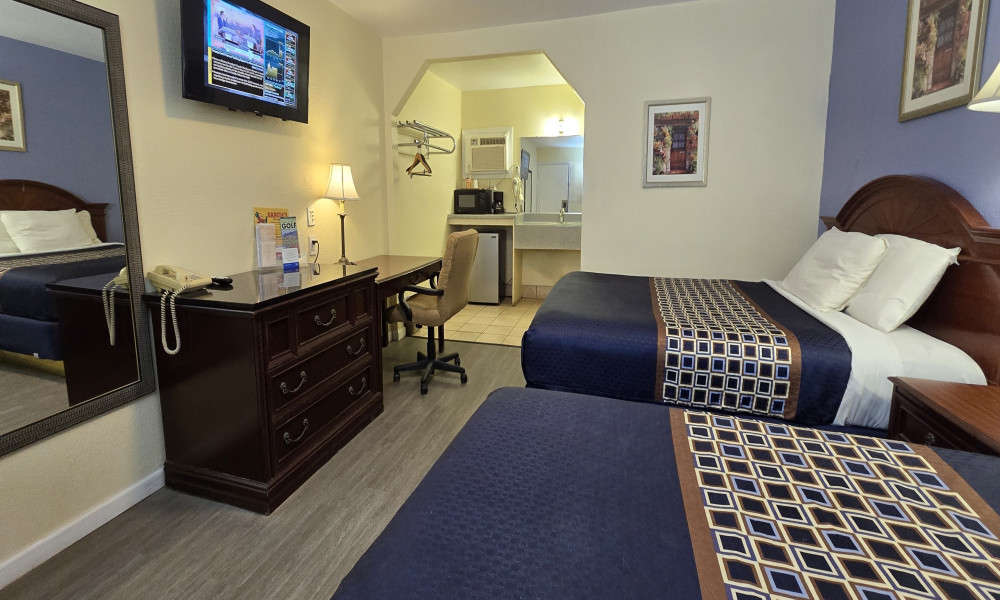2 Queen Beds, 1 Room Suite