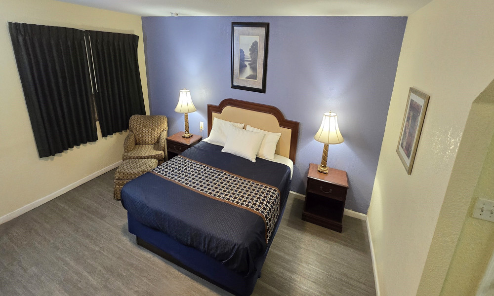 1 King Bed, 1 Room Suite