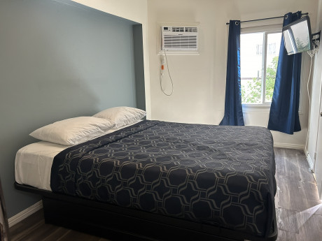 Budget Inn Hollywood Queen Bed