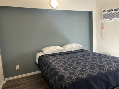 Budget Inn Hollywood Queen Bed
