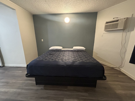 Budget Inn Hollywood Queen Bed